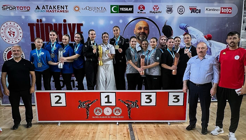 Karatecilerimiz Manisa'da Kürsüde  Karatecilerimiz Manisa'da Kürsüde